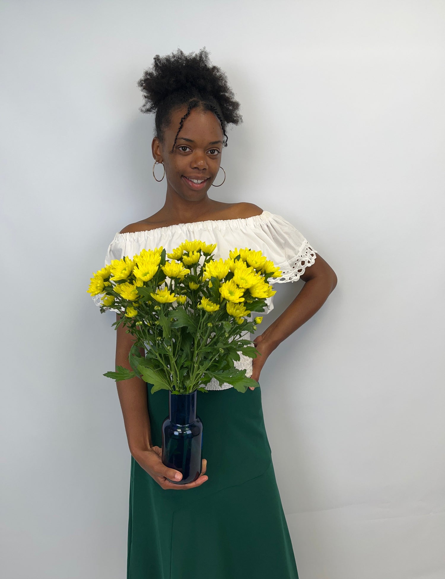 JAYMES KALALA FONDATRICE DE RENAISSANCE BEAUTÉ jeune belle femme noire cheveux crépus tenue modeste style tsnout jupe verte