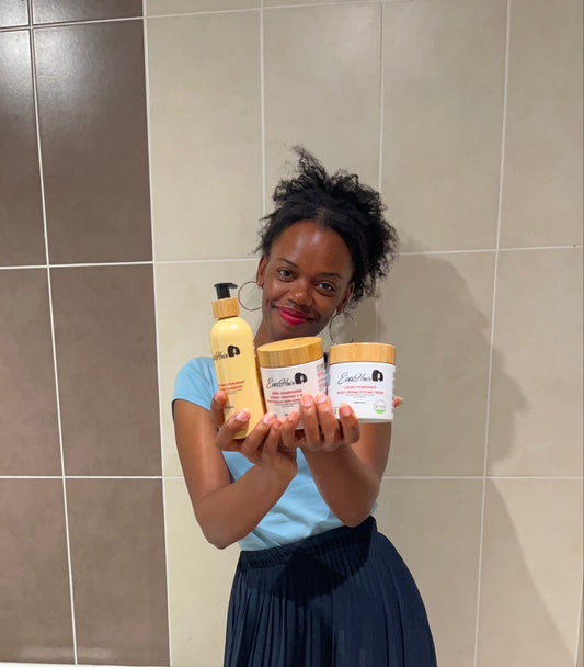 jolie femme antillaise congolaise femme nicoise avec des beaux cheveux crépus bien hydratés