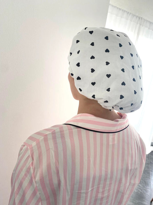 Le bonnet en satin fabriqué en France : le produit beauté 2026 pour protéger les cheveux (casse, fourche, cheveux mousseux, cheveux crépus)