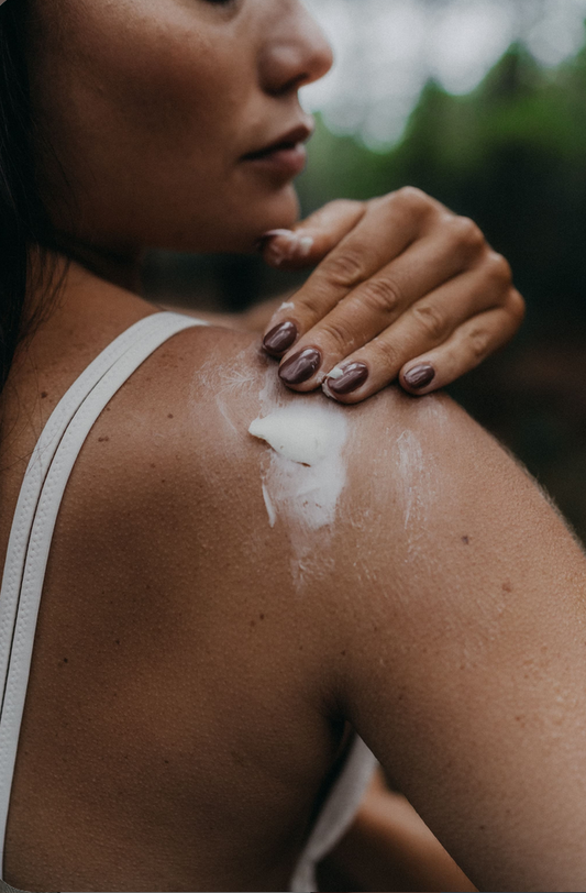 Peau qui gratte, plaques d’eczéma qui apparaissent : que faire naturellement sans cortisone ?