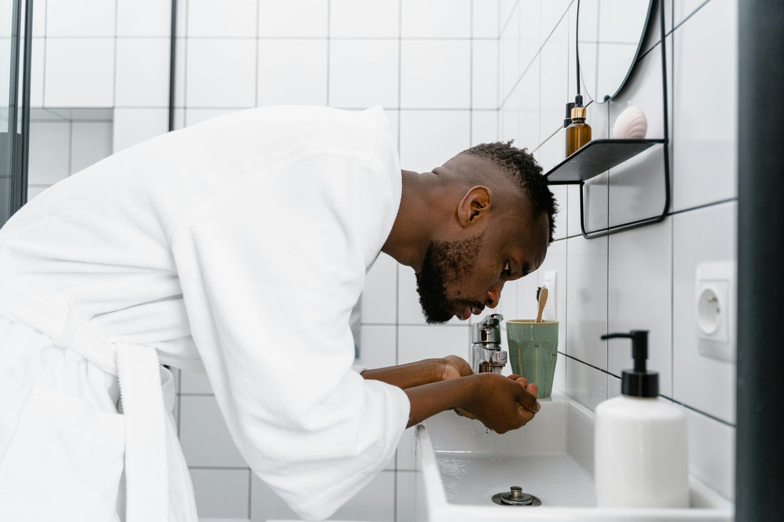 Quelle routine visage pour homme noir ou métissé ? Nettoyer, unifier le teint et atténuer les taches sans assécher