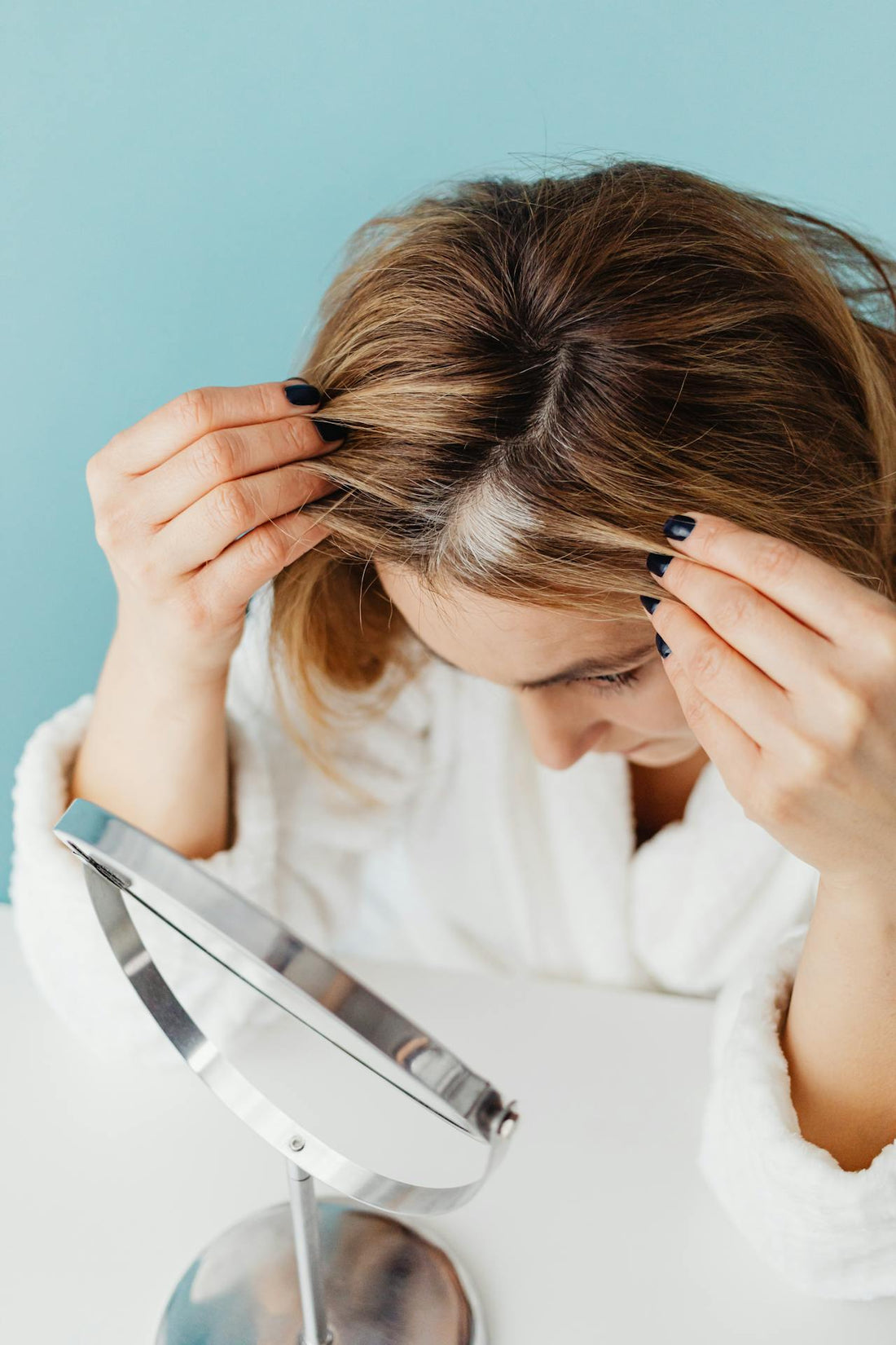 Premiers cheveux blancs cheveux gris : comment ralentir le vieillissement capillaire et prendre soin de ses cheveux naturellement ?